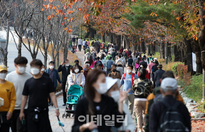 [포토]`청명한 가을'..서울 곳곳 행락인파