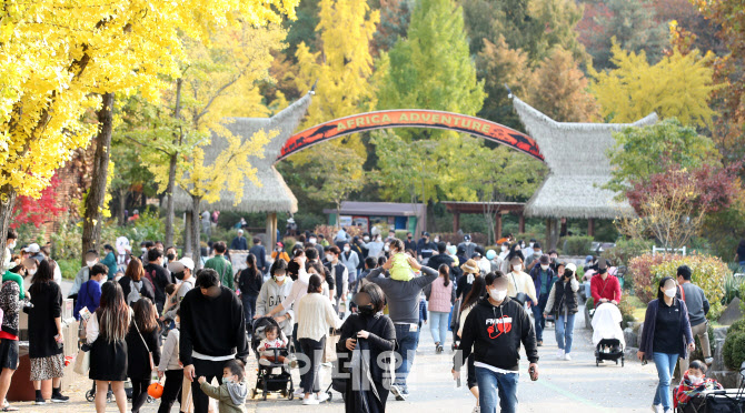 [포토]서울 도심 곳곳 연휴 즐기는 인파 '북적'