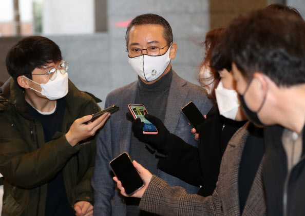 LG엔솔 권영수 첫 출근길 "해결사 아닌 조력자…기회에 감사"