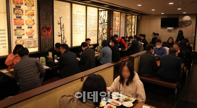 "만원버스·10명회식, 오랜만"…위드코로나 첫날, 활기 띤 일상