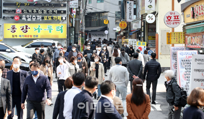 칸막이 없는 점심, 팝콘 들고 영화관람…일상이 돌아왔다