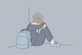 20일만의 첫 등교…대면수업 시작에 옥상 올라간 중학생