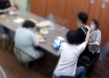 떡볶이 강제로 먹여 장애인 질식사…사회복지사 구속기소