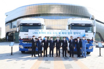포스코, '수소 중간단계' LNG 화물차로 제품 나른다