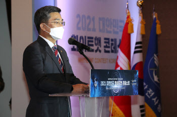서욱 국방장관 “사이버공간 우위 위해 국가 역량 통합해야”