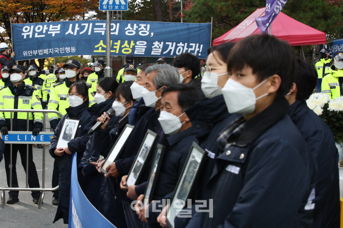 [포토]소녀상 사이에서 열린 반일행동 집회-자유연대 집회