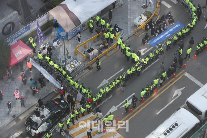 [포토]소녀상 사이로 긴장감 가득