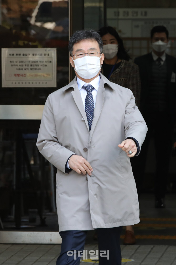 [포토]'화천대유 실소유주' 김만배, 영장실질심사 마친뒤 이동