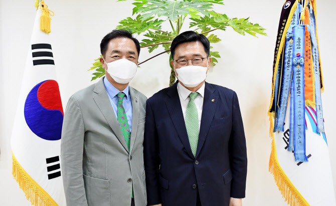 김춘진 aT 사장, 천안 배 수출단지 방문 “다방면 수출 지원”