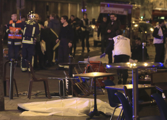 2015년 파리 테러범 "24시간 카메라 감시, 동물도 이렇게 다루지 않아"