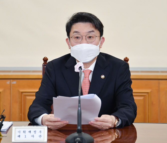 기재차관 “내일 국채 2조 긴급바이백, 요소수 매점매석 금지”(상보)