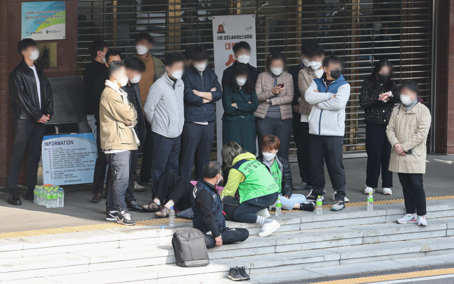 "학교비정규직 차별 해소하라"…교육청 진입 시도 몸싸움 벌여