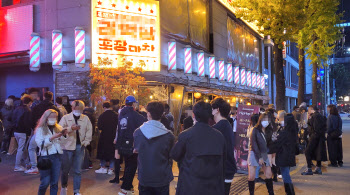 '술집 북적, 집회 폭발'…위드코로나 첫 주말 3천명 쏟아진다[주말거리에서는]