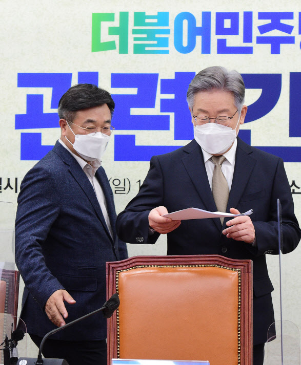 이재명, 정책 행보로 차별화 vs 윤석열, 외연 확장 시동