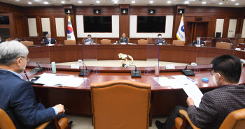 요소수 품귀에 “물류대란 막자”…기재부 중심 범정부 TF 가동