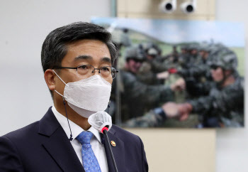 서욱 국방장관 “軍 요소수 445t중 210t 예비분 민간 지원”