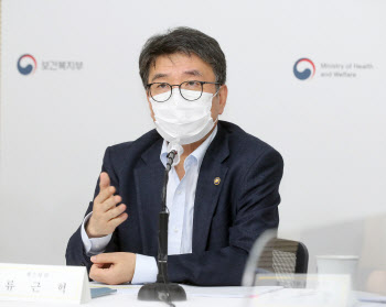 류근혁 복지 2차관 “경구용 치료제 도입 2월보다 앞당길 것”