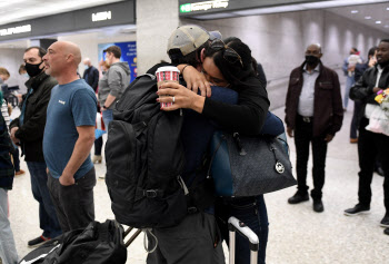 '코로나의 벽' 넘어 만난 가족·연인…美 공항 눈물겨운 재회