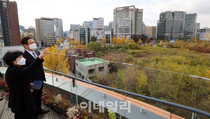 [포토]송현동 '이건희 기증관' 부지 바라보는 황희 장관