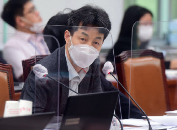 ‘文복심’ 윤건영, 대통령 딸 靑 거주에 “친정 온 건데 야비해”