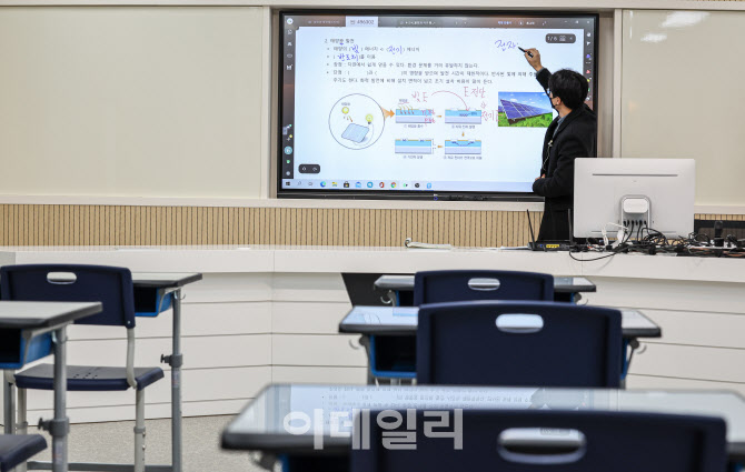 [포토]텅 빈 교실에서 수업하는 선생님