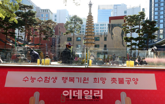 [포토]간절한 마음 담아 드리는 기도