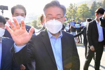 대우조선 찾은 이재명 "문제는 불신…일자리 잃는 것 막아야"