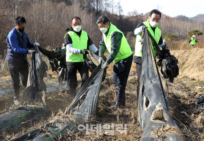 [포토] 농촌 정화활동하는 이성희 농협회장