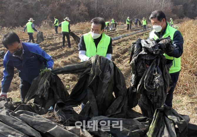 [포토] 이성희 농협회장, 농촌 정화활동