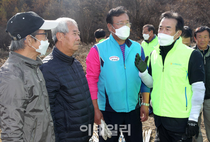 [포토] 농민들과 대화하는 이성희 농협회장