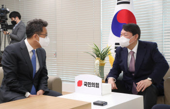 `文 축하난` 들고 윤석열 찾은 이철희 "대통령, 혹사 당하는 자리"