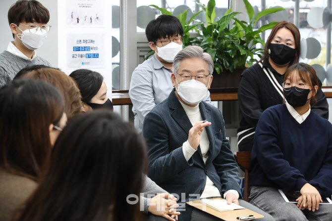 [포토]'청소년·청년 기후활동가 만난 이재명'
