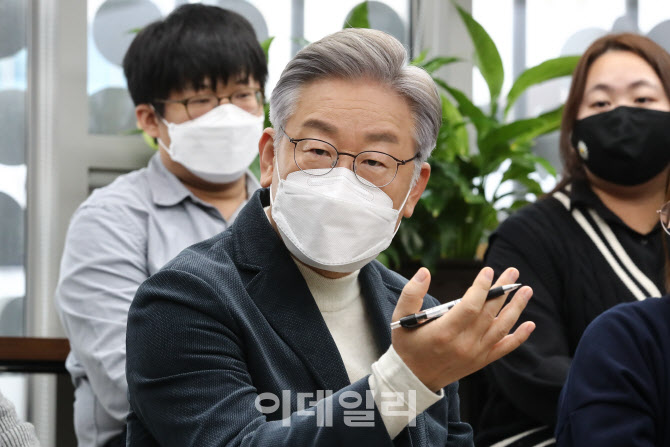 [포토]'청소년·청년 기후활동가와 간담회 하는 이재명'