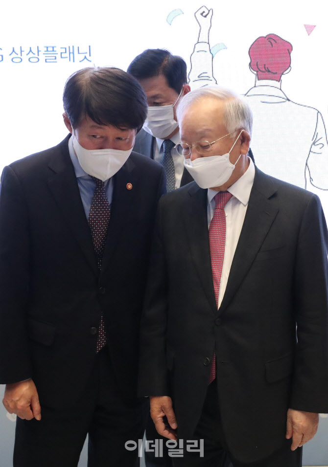 [포토]대화 나누는 안경덕 장관-손경식 회장