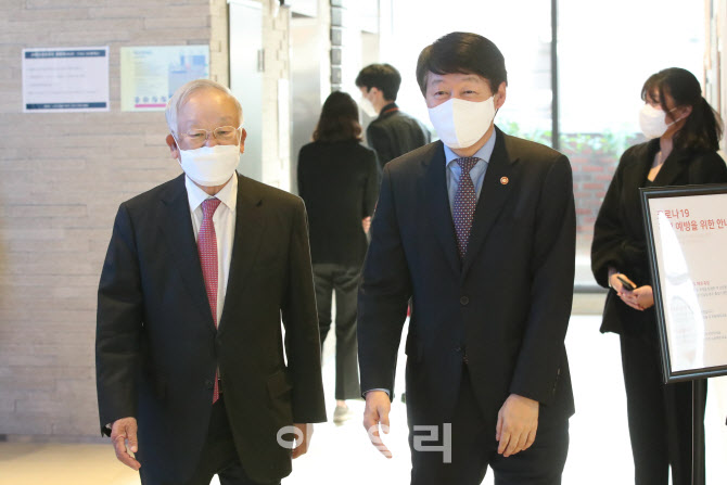 [포토]나란히 참석하는 안경덕 장관-손경식 회장