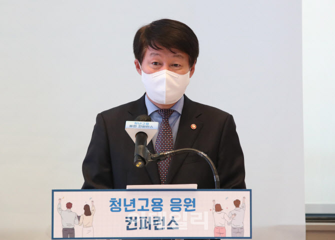 [포토]안경덕 고용노동부 장관, 청년고용 응원 컨퍼런스