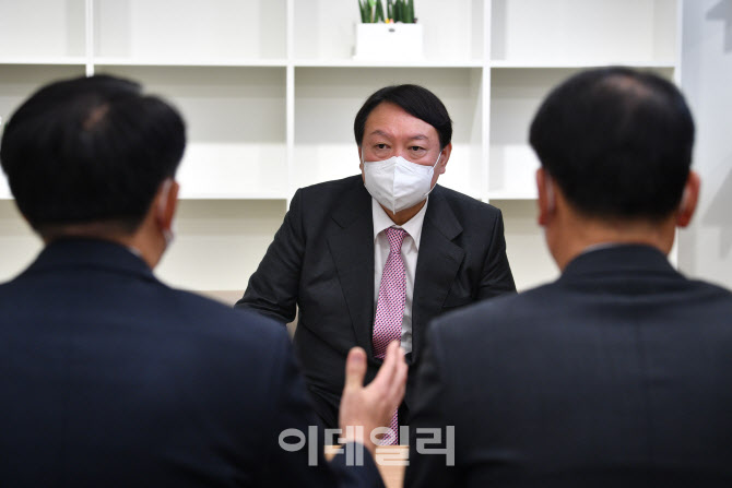 [포토]'최원일 전 천안함 함장과 면담하는 윤석열'