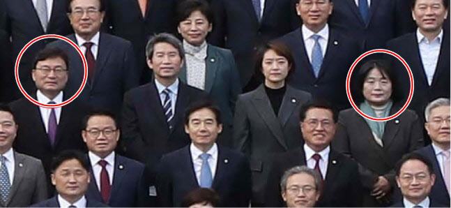 징계 요구안 상정 날… 윤미향·이상직, 국회서 단체사진 찍었다