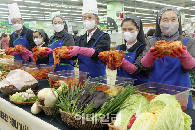 [포토] 취약계층 위한 사랑의 김장김치 나눔