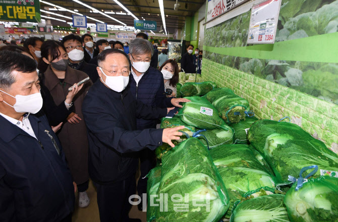 [포토] 배추 물가 체크하는 홍남기 부총리