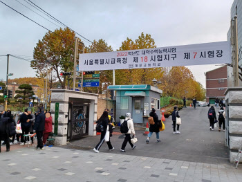 열띤 응원전 대신 '뜨거운 포옹'…2년째 팬데믹 수능