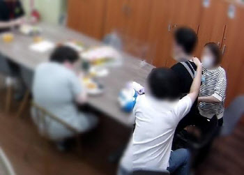 억지로 음식 먹여 20대 장애인 질식사…복지시설 원장 구속