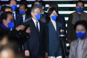 이재명·김혜경, 한국시리즈 관람 동행…낙상사고 후 첫 외부 활동