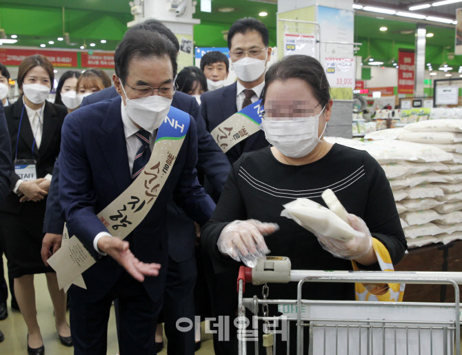 [포토] '순수지향' 홍보하는 이성희 농협회장