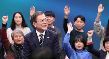  마지막 ‘국민과의 대화’… 文대통령은 ‘열공中’