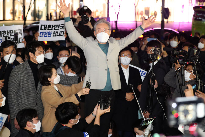 이재명 "단 하나의 흠도, 한 톨 먼지도 없이 살았다…왕 될 생각 없어"