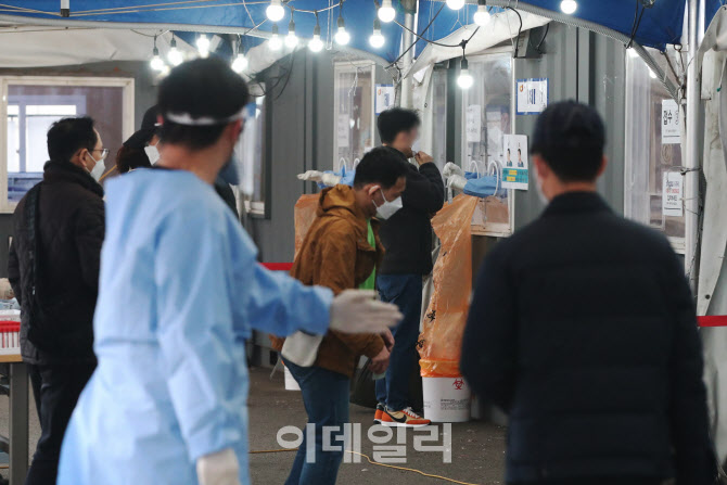 [포토]코로나19 선별진료소, 주말에도 북적
