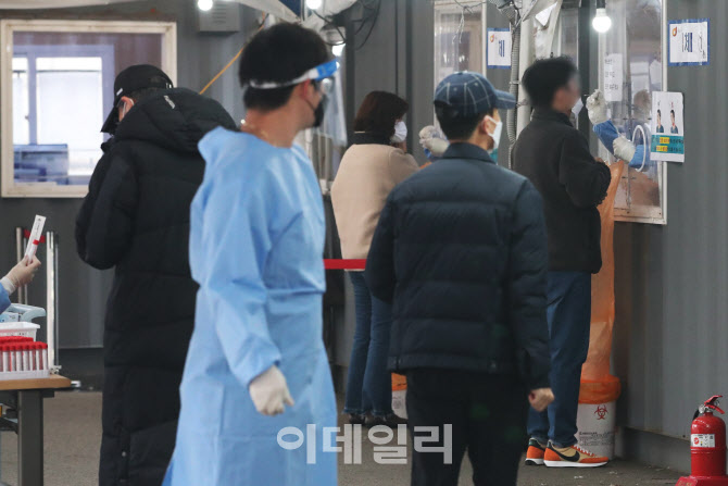 [포토]코로나19 신규 확진자 3120명, 닷새 연속 3천명대