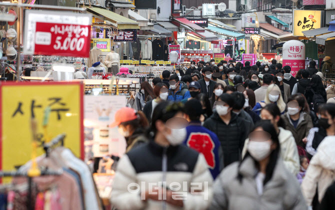 [포토]수능 끝난 첫 휴일…도심 곳곳 수험생 발걸음