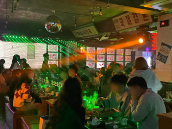 화려한 오색빛깔 조명에 DJ 라인업까지…'춤추는 음식점' 편법 사각지대